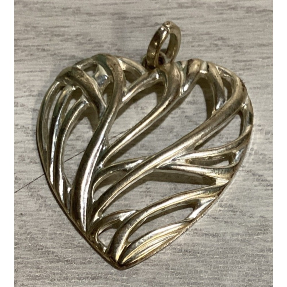 Silvertone Pendant Textured Wired Heart Vintage‎